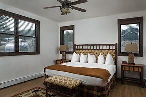 The Landing at Estes Park - Riverside Retreat