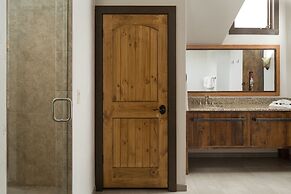 The Landing at Estes Park - Riverside Retreat