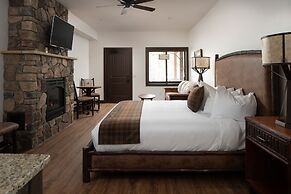 The Landing at Estes Park - Riverside Retreat