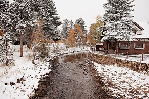 The Landing at Estes Park - Riverside Retreat