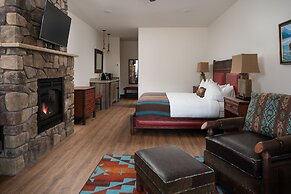 The Landing at Estes Park - Riverside Retreat