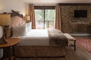 The Landing at Estes Park - Riverside Retreat