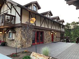 The Landing at Estes Park - Riverside Retreat