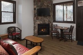 The Landing at Estes Park - Riverside Retreat