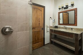 The Landing at Estes Park - Riverside Retreat