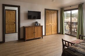 The Landing at Estes Park - Riverside Retreat