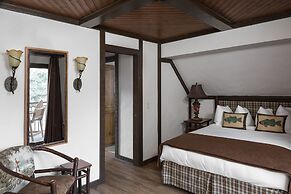 The Landing at Estes Park - Riverside Retreat