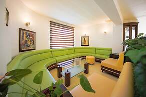 May Garden Club Hotel