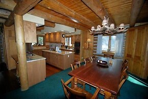 Lenawee Log Home 4 Bedroom Holiday home by Key to the Rockies