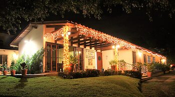 El Mirador Suites and Lounge