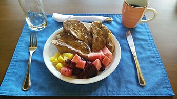 El Mirador Suites and Lounge