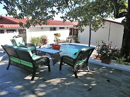 El Mirador Suites and Lounge