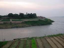 Wangnamkam Riverside Resort