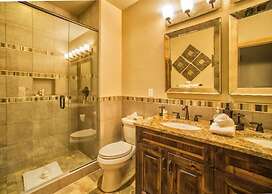 Retreat at Summerwood 5 Bedroom Apartment by Key to the Rockies