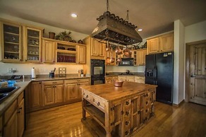 Retreat at Summerwood 5 Bedroom Apartment by Key to the Rockies