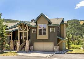 Campfire Mountain Home 3 Bedroom Holiday home by Key to the Rockies