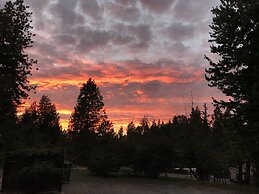 The Pines Inn and Cottages