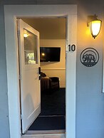 The Pines Inn and Cottages