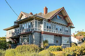 Dashwood Manor Seaside Bed & Breakfast