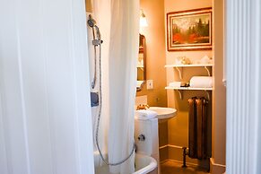 Dashwood Manor Seaside Bed & Breakfast