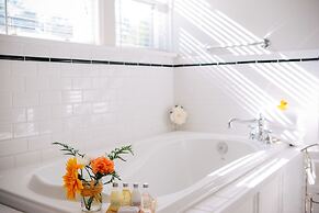 Dashwood Manor Seaside Bed & Breakfast