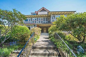 Dashwood Manor Seaside Bed & Breakfast