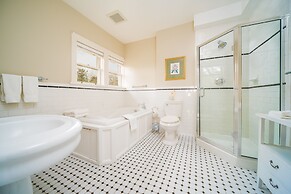 Dashwood Manor Seaside Bed & Breakfast