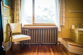 Dashwood Manor Seaside Bed & Breakfast