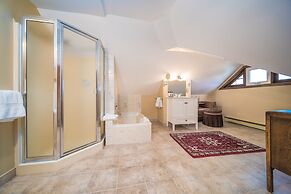 Dashwood Manor Seaside Bed & Breakfast