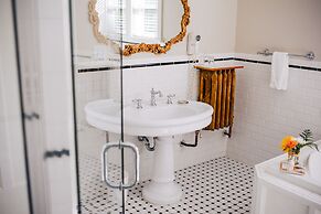 Dashwood Manor Seaside Bed & Breakfast