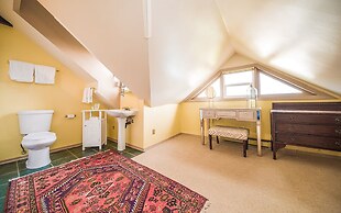 Dashwood Manor Seaside Bed & Breakfast