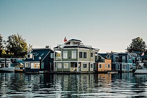 Dashwood Manor Seaside Bed & Breakfast