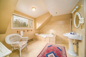 Dashwood Manor Seaside Bed & Breakfast