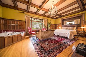 Dashwood Manor Seaside Bed & Breakfast