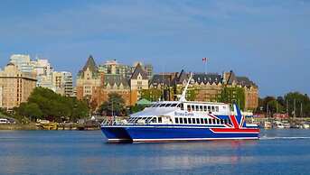 Dashwood Manor Seaside Bed & Breakfast