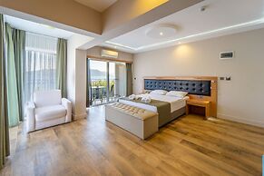 Aurasia SeaSide Hotel