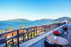 Aurasia SeaSide Hotel