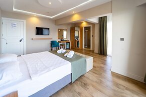 Aurasia SeaSide Hotel