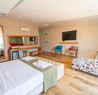 Aurasia SeaSide Hotel