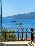 Aurasia SeaSide Hotel