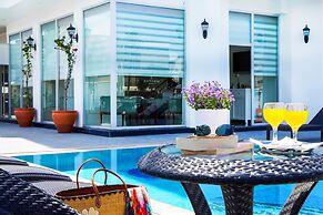 Aurasia SeaSide Hotel