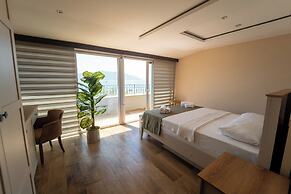 Aurasia SeaSide Hotel