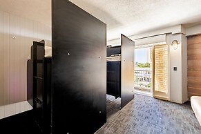 BUNK Surfers Paradise - International Backpacker Hostel