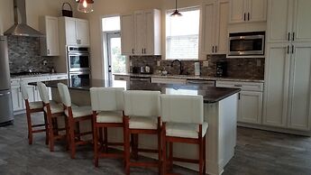 High Tide 7 Bedroom Apartment by BnD