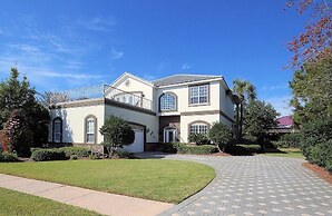 High Tide 7 Bedroom Apartment by BnD