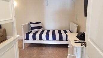 Anchor Down 6 Bedroom Apartment by BnD