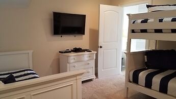 Anchor Down 6 Bedroom Apartment by BnD