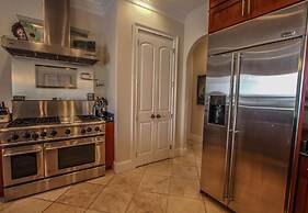 Anchor Down 6 Bedroom Apartment by BnD