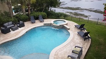 Anchor Down 6 Bedroom Apartment by BnD