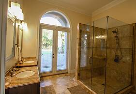 Anchor Down 6 Bedroom Apartment by BnD